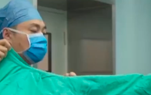 經歷傷醫事件的眼科醫生陶勇，康復訓練一年后拿起手術刀